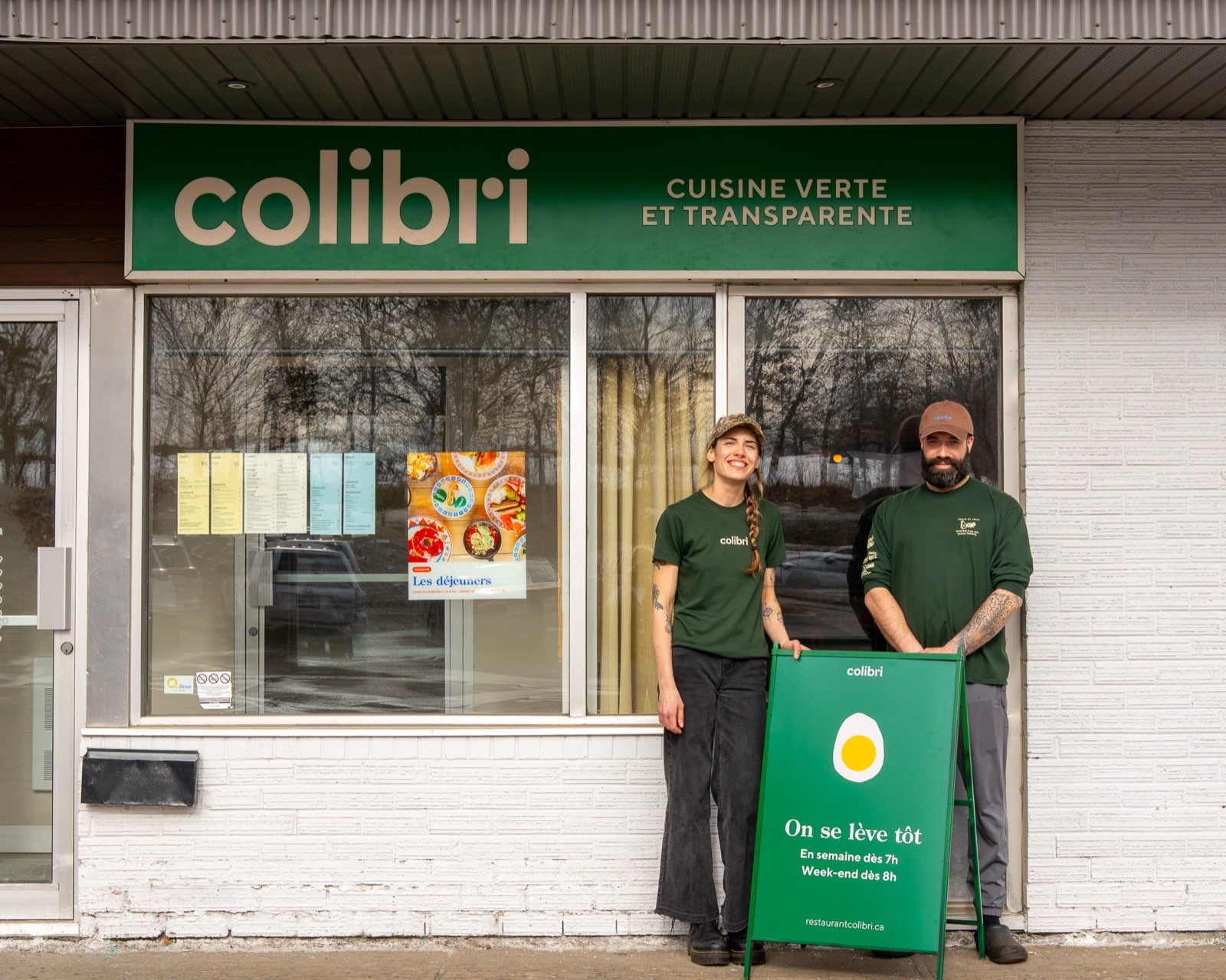 Kim et Kev devant le Restaurant Colibri